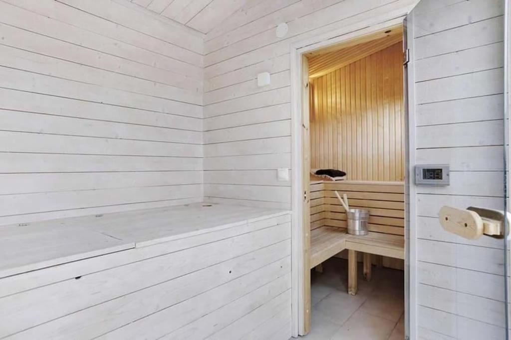 Water Facing Villa With Pool & Sauna Lidingo Exterior photo